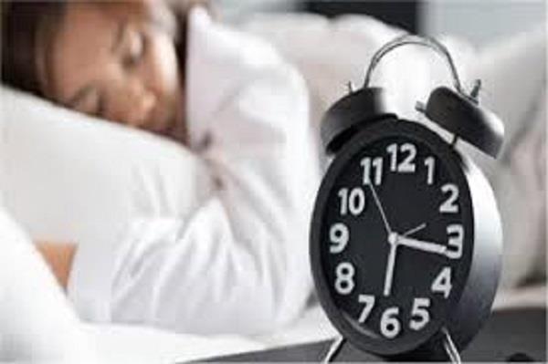 قبل بدء تطبيق التوقيت الشتوي.. 5 عادات تساعدك على النوم المبكر دون الشعور بالأرق
