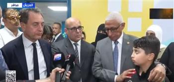 السفير الفرنسي خلال حديثه مع أطفال غزة: نريدكم أن تعيشوا في سلام وأمان