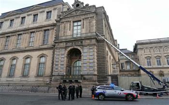 النيابة الفرنسية: اثنان من الموقوفين يعترفان جزئيًا بسرقة مجوهرات متحف اللوفر