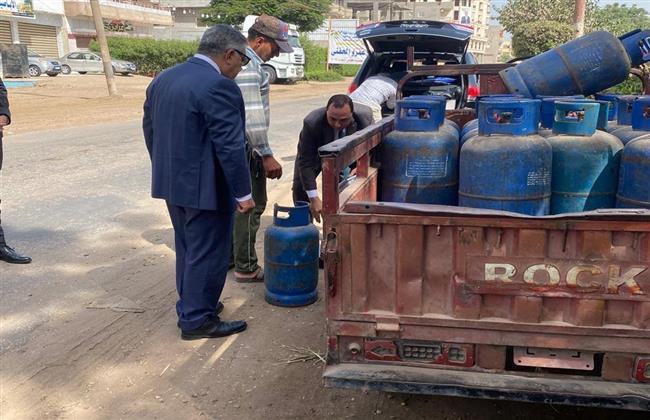 محافظ الدقهلية يستوقف أحد بائعي أسطوانات الغاز بمنية النصر للتأكد من الوزن والمواصفات 