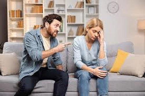 حين تلام المرأة على كل شيء من شريكها.. 6 تصرفات تكشف احتراقها الصامت