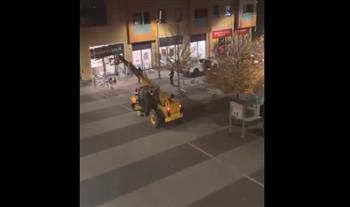 على طريقة أفلام هوليود.. آلة حفر ضحمة تسرق صرّاف آلي (فيديو)