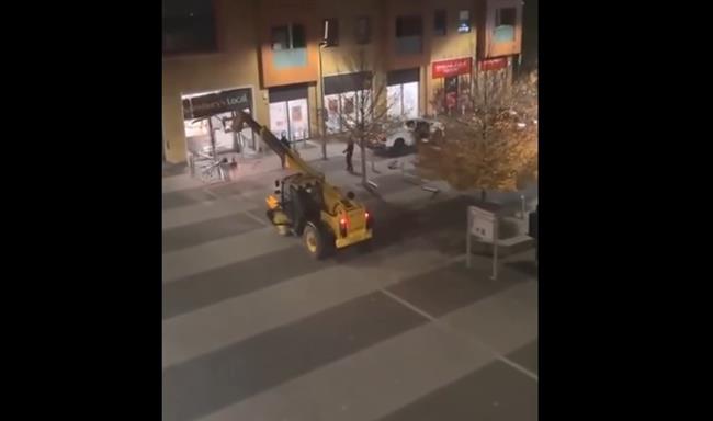 على طريقة أفلام هوليود.. آلة حفر ضحمة تسرق صرّاف آلي (فيديو)