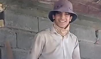 فيديو مؤثر.. عراقي يفاجئ ابنه عامل البناء بقبوله في كلية الطب