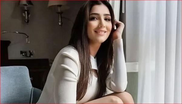 مي عمر تظهر بشخصية غامضة تستغل جمالها لخداع الزبائن في «شمشون ودليلة»