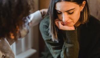 احذري.. عبارات لا تقوليها أبدا لصديقتك الحزينة على فقدان عزيز