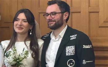 لتوفير النفقات.. فرنسي يحول بدلة زفافه إلى لوحة إعلانات متنقلة