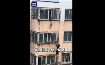 فيديو.. سائق توصيل يخاطر بحياته لإنقاذ طفل عالق في شرفة منزله