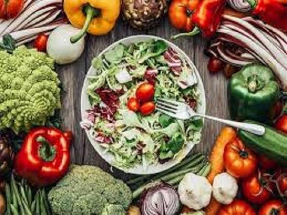 في اليوم العالمي للخضريين.. كيف يمكن للنظام النباتي أن يدعم صحة المرأة ؟