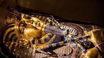 الملك «توت عنخ آمون»  علـــى العـــرش