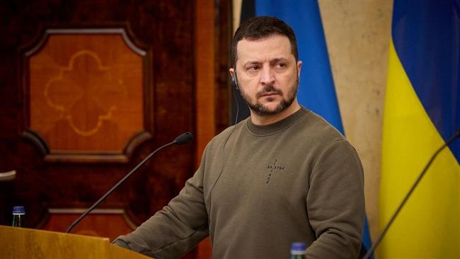 زيلينسكي يعلن إصابة 30 شخصًا في هجوم بمسيرة على محطة سكة حديد أوكرانية