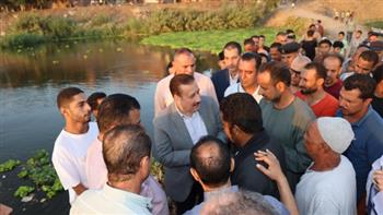 محافظ المنوفية يزور قرية "دلهمو" المتضررة من جراء إرتفاع منسوب فيضان النيل   