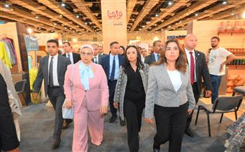 وزيرة التضامن تتفقد جناح صندوق "دعم الصناعات الريفية والبيئية" المشارك في معرض "تراثنا"