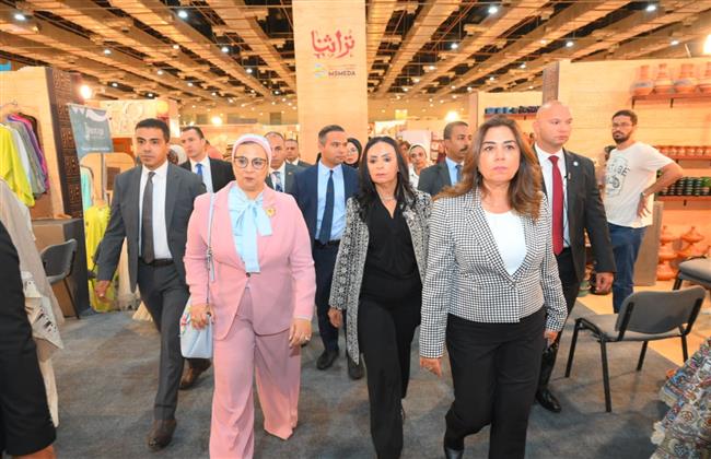 وزيرة التضامن تتفقد جناح صندوق "دعم الصناعات الريفية والبيئية" المشارك في معرض "تراثنا"