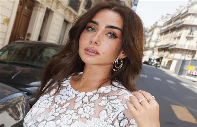 هنا الزاهد بفستان  بالدانتيل في باريس 