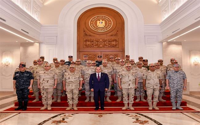الرئيس السيسي يشيد بجهود القوات المسلحة لدعم ركائز الأمن والاستقرار على كافة الاتجاهات الاستراتيجية