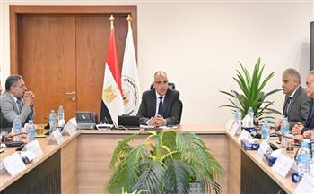 وزير الري يعقد اجتماعًا مع قيادات الوزارة ورؤساء الإدارات المركزية للري بالمحافظات ذات الواجهة النيلية