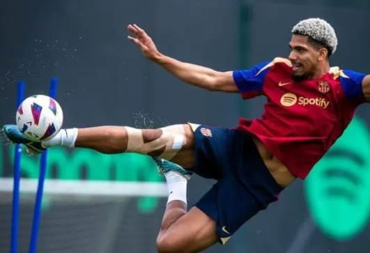 سبورت: أراوخو رفض أربع عروض من أندية كبرى للبقاء في برشلونة