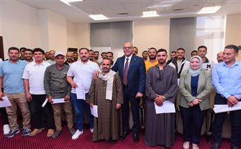 وزير العمل يُسلم عقود عمل للمتقدمين على فرص عمل في الزراعة بالأردن