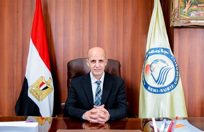 رئيس جامعة بني سويف يطمئن على المصابين في حادث طريق الفيوم