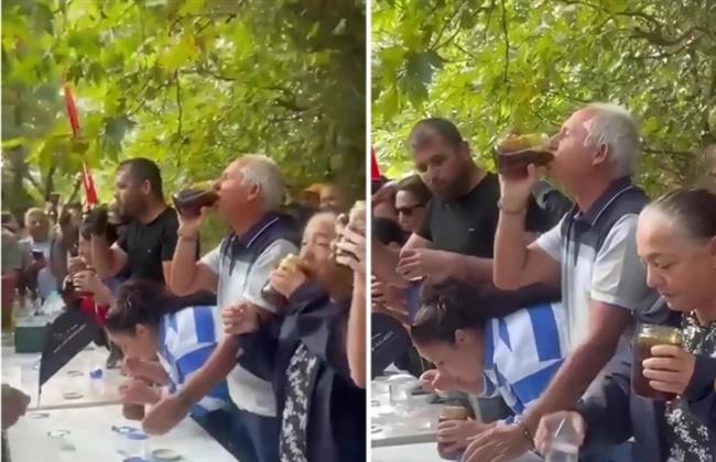 خلال 57 ثانية فقط.. مسنّ تركي يشرب كيلو من العسل على دُفعة واحدة (فيديو)