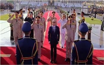 الرئيس السيسي يضع إكليل الزهور على قبر الجندي المجهول (فيديو) 