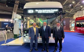 السفير أحمد أبو زيد يتفقد أجنحة الشركات المصرية المشاركة في معرض "Busworld 2025" ببروكسل