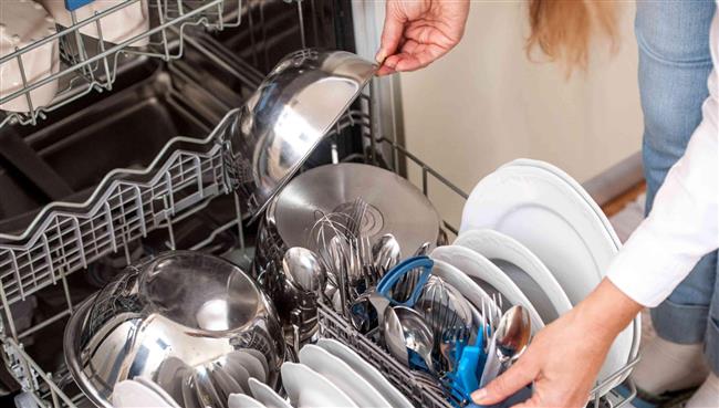 لربات البيوت.. خطوات بسيطة للتخلص من رائحة الأطباق الكريهة بعد الغسل