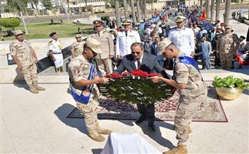 محافظ بورسعيد يضع إكليلًا من الزهور على النصب التذكاري بميدان الشهداء
