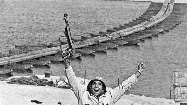 الساعة الآن الثانية ظهرا 6 أكتوبر.. فى مثل هذا اللحظة منذ 52 عاما قواتنا المسلحة نجحت في عبور قناة السويس