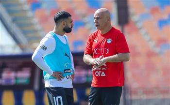 حسام حسن يجتمع مع محمد صلاح في مران المنتخب 