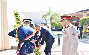 محافظو الفيوم ودمياط وأسيوط يضعون إكليلاً من الزهور على النصب التذكاري للشهداء احتفالا بذكرى أكتوبر المجيدة