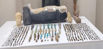 سقوط شخص بحوزته 533 قطع أثرية في بني سويف