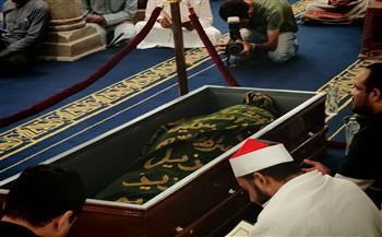مكفنًا بكسوة الكعبة.. جثمان الدكتور أحمد عمر هاشم يصل إلى الجامع الأزهر 