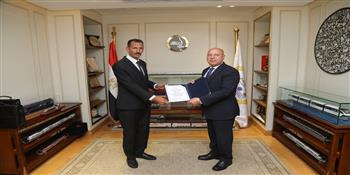وزير النقل يكرم سائقًا بشركة غرب ووسط الدلتا لأمانته وتسليمه حقيبة تحوي أكثر من مليون جنيه