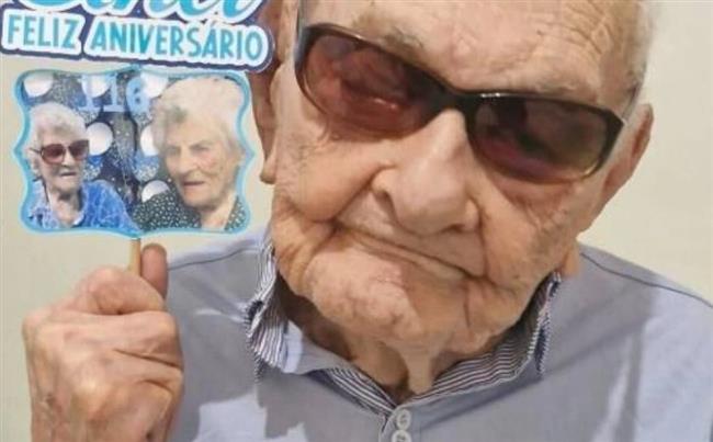 ببطاقة معايدة غير مسبوقة.. أكبر رجل في العالم يحتفل بعيد ميلاده