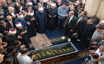 بحضور الآلاف.. شيخ الأزهر يشهد صلاة الجنازة على الدكتور أحمد عمر هاشم