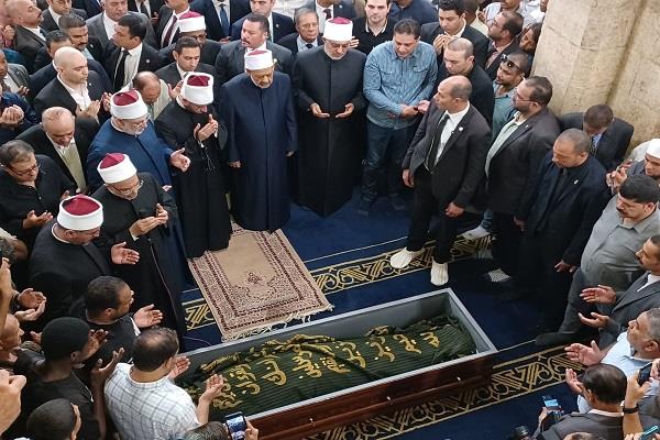 بحضور الآلاف.. شيخ الأزهر يشهد صلاة الجنازة على الدكتور أحمد عمر هاشم