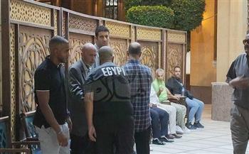 أمير عزمي مجاهد يستقبل المعزيين فى زوج خالته نوح آدم نجم الزمالك الراحل 