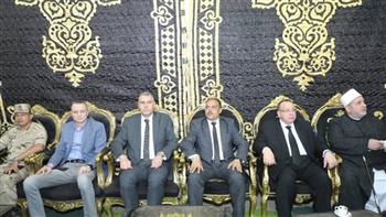 محافظ الشرقية يُؤدي واجب العزاء لأسرة الراحل الدكتور أحمد عمر هاشم بمقر رأسة بالزقازيق