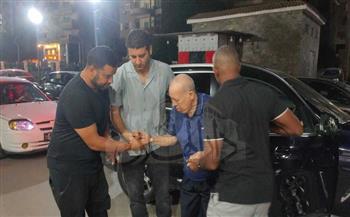 رغم مرضه.. وصول محمود أبو رجيلة إلى عزاء نوح آدم نجم الزمالك الراحل| صور 