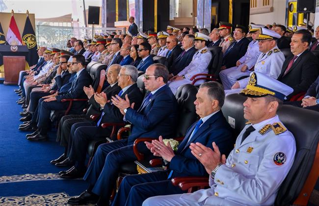 الرئيس السيسي يدعو لتمكين طلاب الجامعات من التعايش مع أبناء الشرطة والجيش لتعزيز التعاون والتآخي الوطني