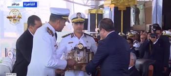 رئيس أكاديمية الشرطة يقدم هدية تذكارية للرئيس السيسي