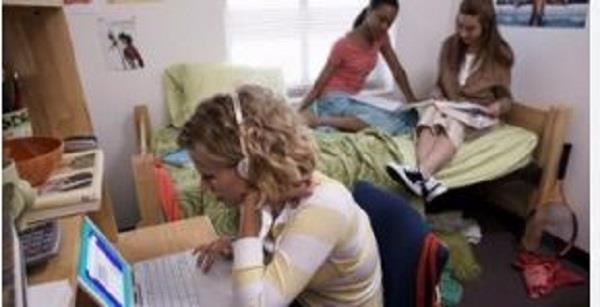كيف تتعامل الطالبات المغتربات مع ضغوط المعيشة بعيدًا عن أسرتها؟| خاص