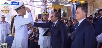 الرئيس السيسي يمنح أوائل الخريجين من كلية الشرطة نوط الامتياز من الطبقة الثانية