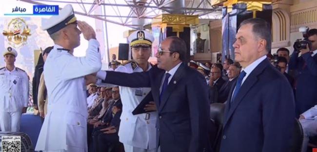 الرئيس السيسي يمنح أوائل الخريجين من كلية الشرطة نوط الامتياز من الطبقة الثانية