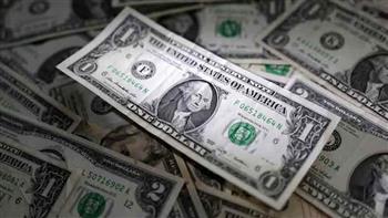 الدولار يرتفع مع استمرار الإغلاق الحكومي الأمريكي ورهانات خفض الفائدة