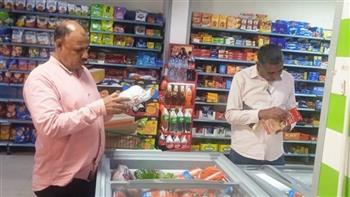 محافظ أسوان: تكثيف الحملات التموينية المفاجئة على الأسواق والمخابز وتحرير 277 محضرًا