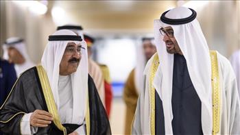 رئيس الإمارات وأمير الكويت يؤكدان دعمهما لجميع المبادرات الهادفة لوقف إطلاق النار في غزة