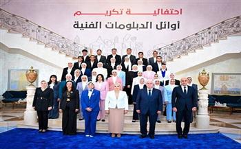 السيدة انتصار السيسى تكــرم أوائــل الدبلومــات..  «رد اعتبار» للتعليم الفنى